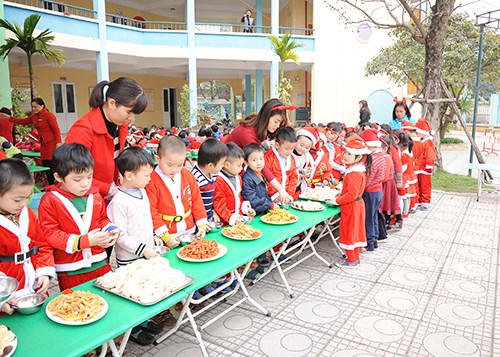 Trường MN Phúc Đồng tổ chức tiệc Buffet cho các bé nhân dịp Giáng sinh và Tết dương lịch năm 2018